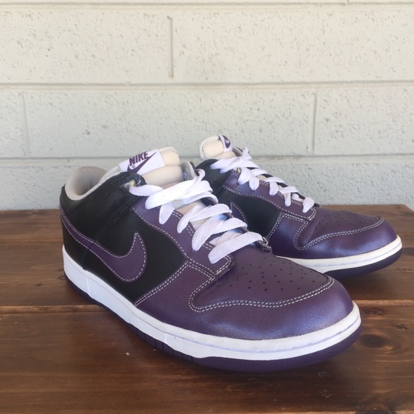 purple and black tennis shoes